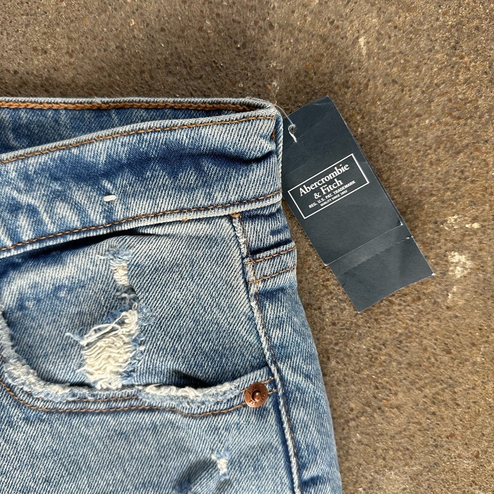 NWT Abercrombie & Fitch the Skinny High Rise Medium Wash Knee Rip Size 25|0L - Picture 3 of 5